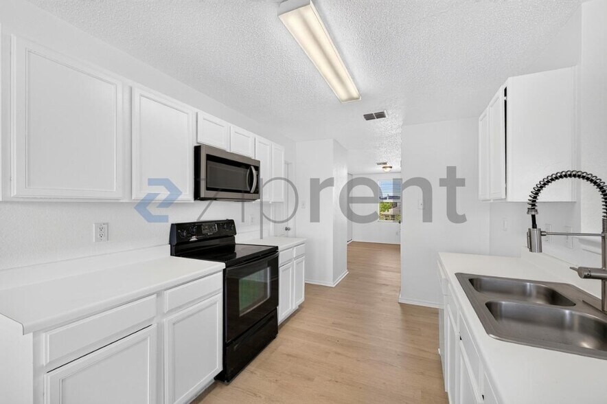 Building Photo - Unit