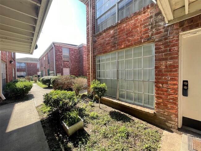 Building Photo - 9201 Clarewood Dr