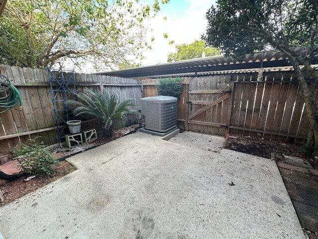 Building Photo - 7700 Creekbend Dr