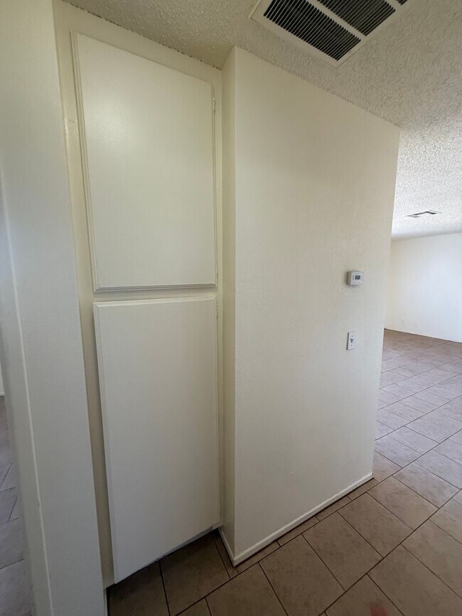 Building Photo - Hesperia Duplex-Spacious 2 Bedrooms, 1 Bat...