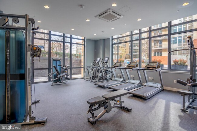 Building Photo - 2000 Clarendon Blvd