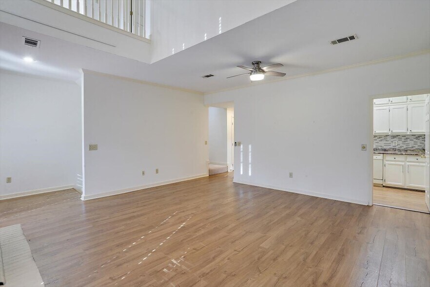Building Photo - 1330 Roxbury Ct