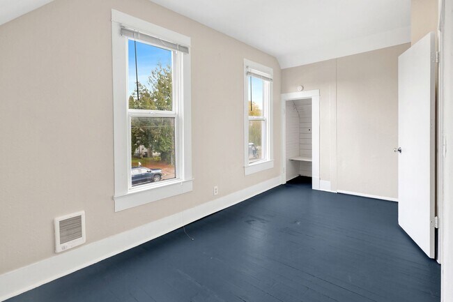 Building Photo - $1,000 Grocery Store Gift Card! 4 Bedroom, 1 bathroom Home in the York neighborhood for Rent!