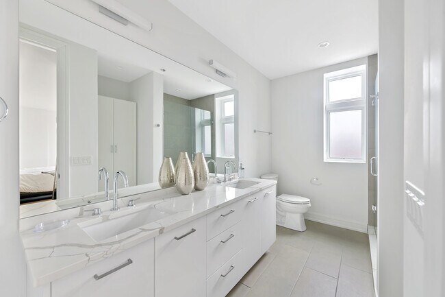 Master bathroom - 434 W Melrose St