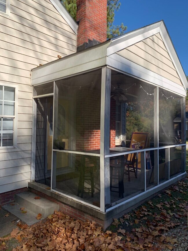 Building Photo - Fenced in 4 bedroom home for 4 or 3 people!