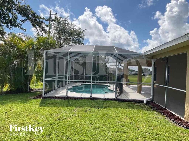 Building Photo - 2047 NE 20th Terrace