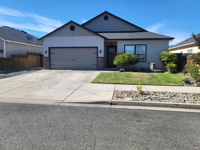 Building Photo - 3 bed 2 bath Home for Rent in Grants Pass