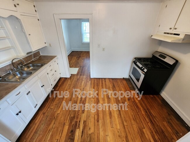 Building Photo - 1112 E Corona St