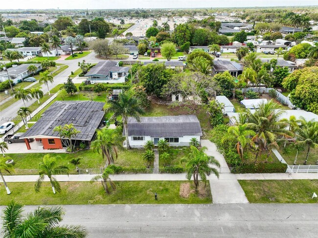 Building Photo - 1610 NW 9th Ct