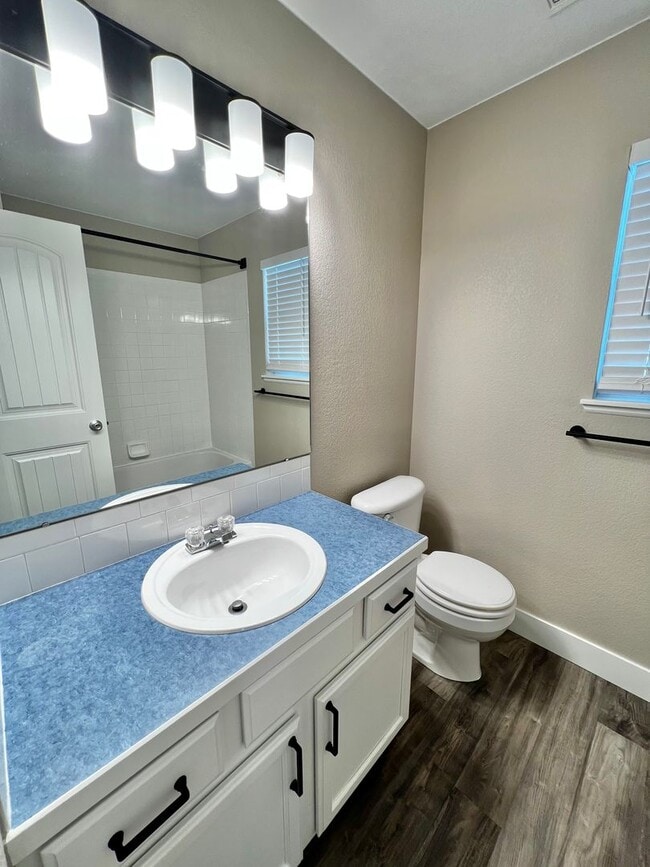 Building Photo - Spacious 3 bed, 2.5 bath home in Central Fort Collins