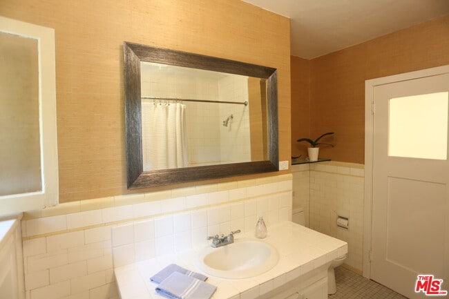 Building Photo - 2256 Silver Ridge Ave