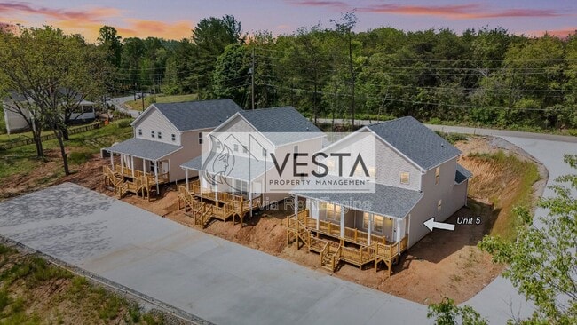Building Photo - 5 Rolos Wy