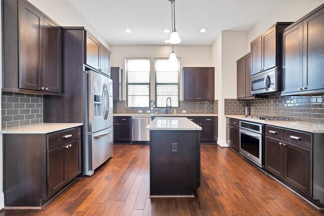 Building Photo - 5451 Larkin St