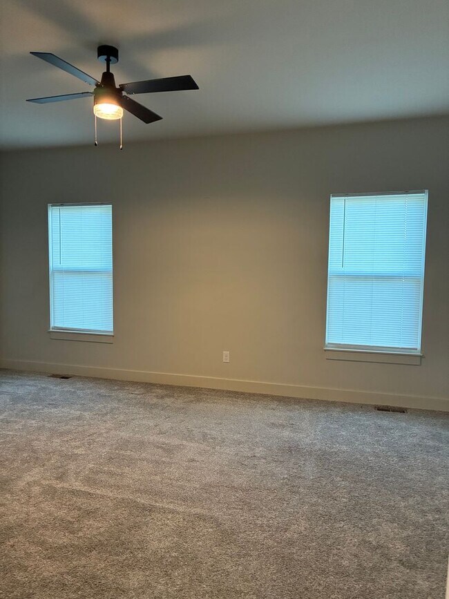 Building Photo - **LESS THAN 10 miles to Fort Knox**