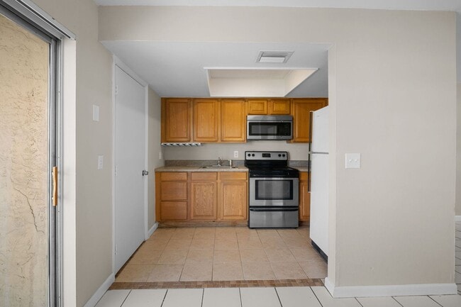 Building Photo - 1706-1708 Cypress Dr