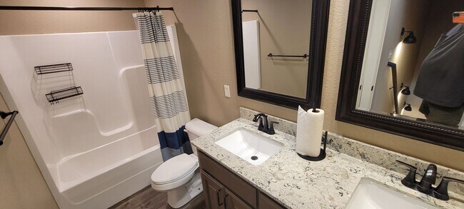 Building Photo - 3 bedroom 2.5 bath / Community pool / 2 ca...