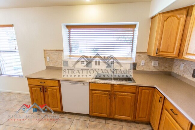 Building Photo - 960 E Constitution Dr