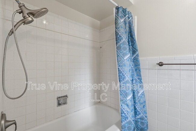Building Photo - 2423 W Gramercy Pl