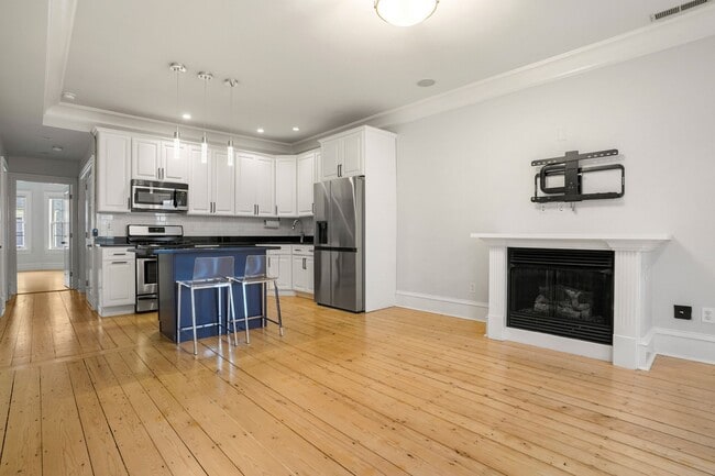 Building Photo - 703 E 4th St