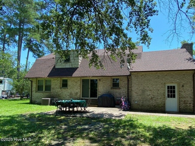 Building Photo - 203 King Richard Ct