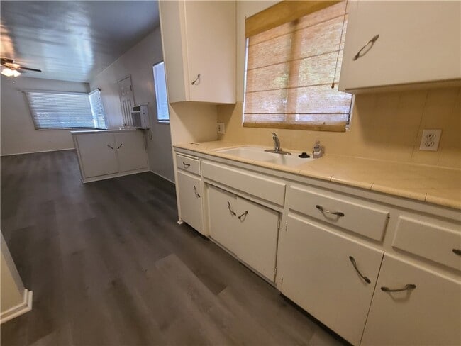 Building Photo - 310 La Paloma St