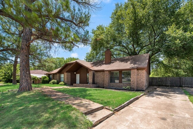 Building Photo - 208 E Denton Dr