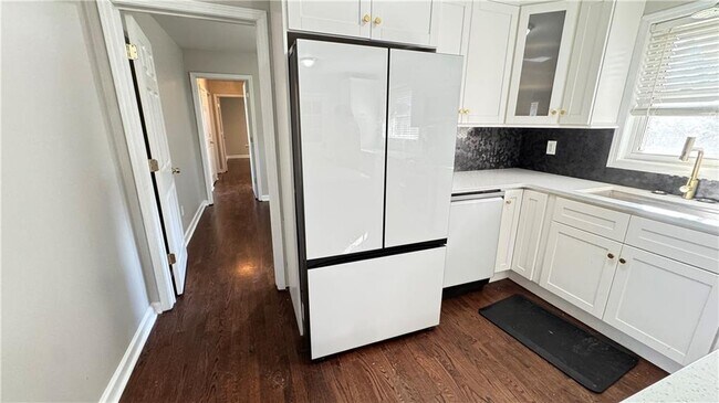 Building Photo - 552 Sybil Ln SE