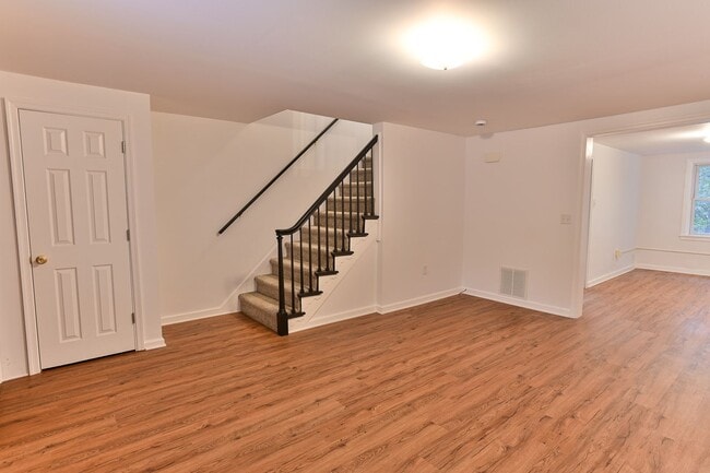 Building Photo - 3 Bedroom with Parking on Berryhill