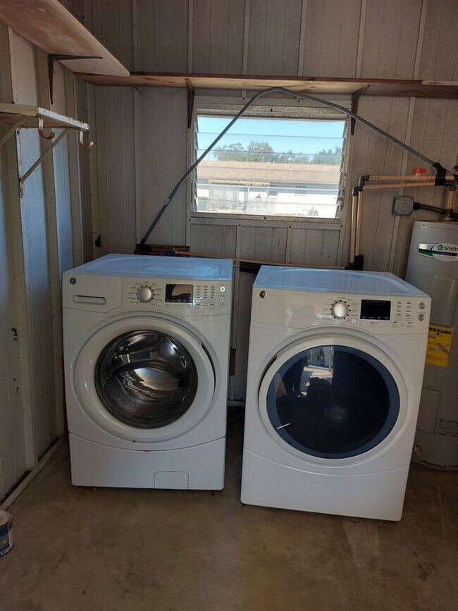 Building Photo - 55+ Community Home in Saralake Estates – 2 Bed / 2 Bath