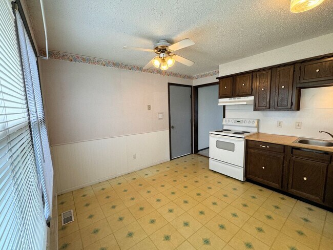 Building Photo - 3 bed 1 bath, Small Town Living!