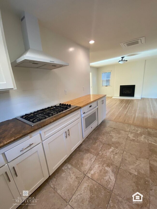 Building Photo - Bright & Cheery 2 Bedroom Home