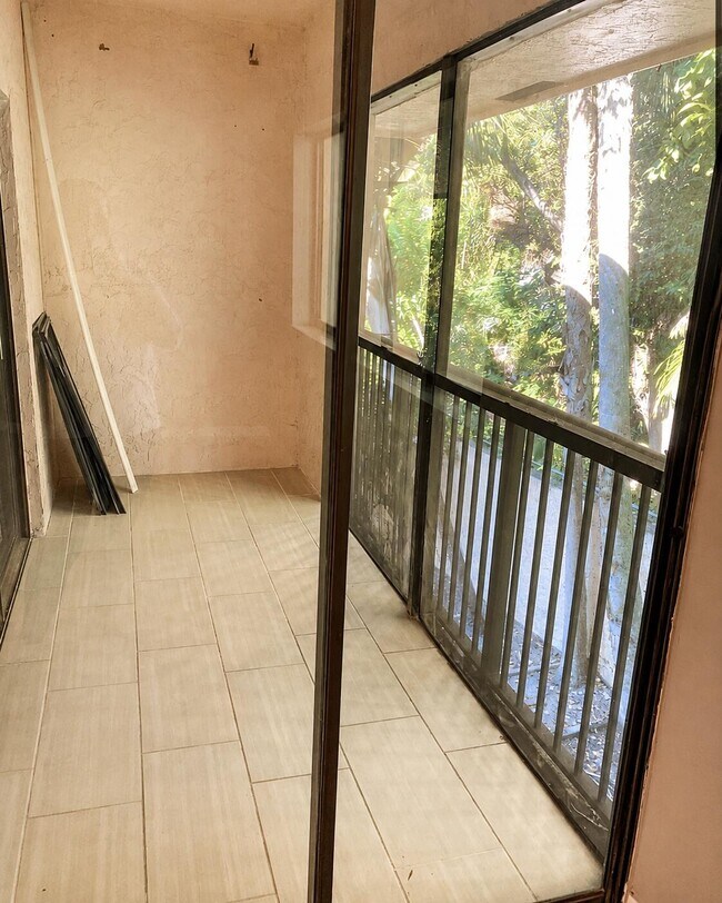 Building Photo - 2550 SW 18th Terrace