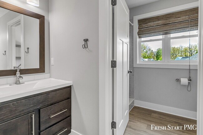 Building Photo - Spacious 6-Bedroom Retreat in Rockford with 3.5 Luxurious Baths