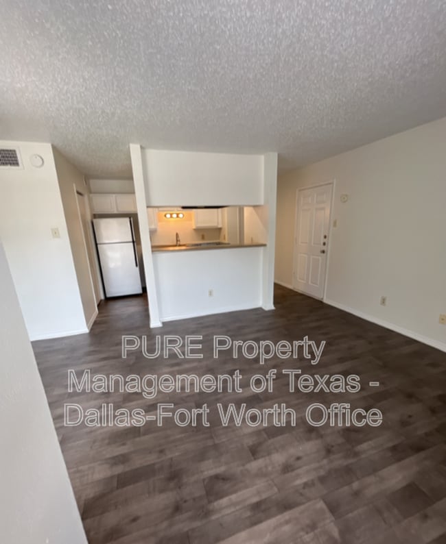 Building Photo - 18333 Roehampton Dr