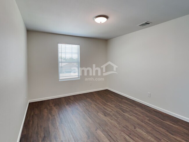 Building Photo - 5023 Highland Crest Dr