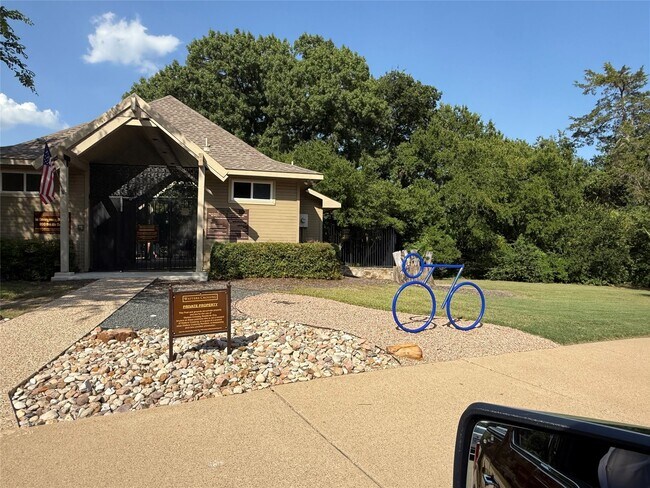 Building Photo - 710 Bel Air Dr
