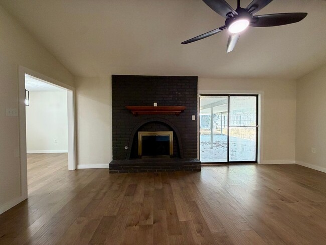 Building Photo - 3401 Oakridge Ln