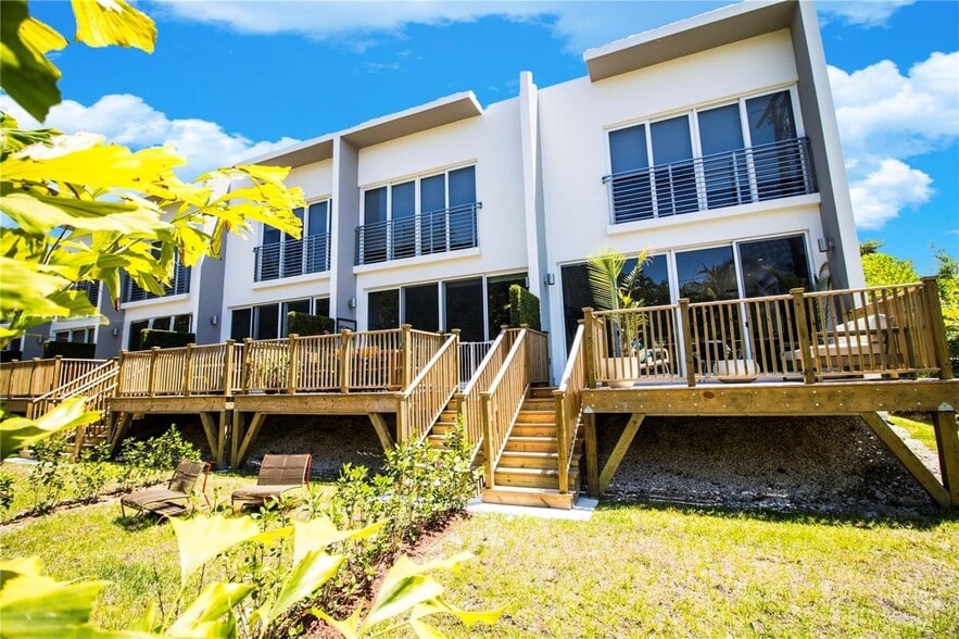 Building Photo - 2465 NE 135th St