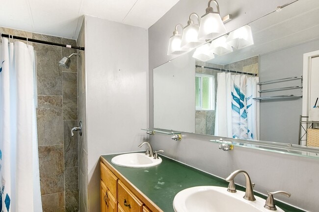 Building Photo - 3 Parking spots! Pets Negotiable, Open Flo...