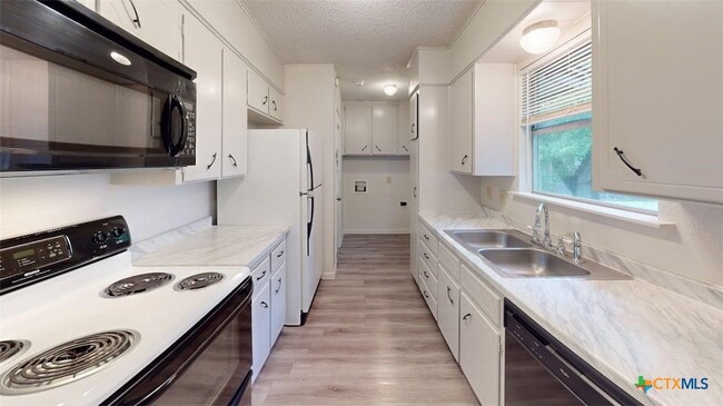 Building Photo - 1804 Clarawood Dr
