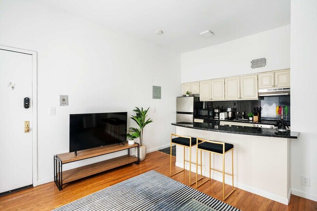 Building Photo - 240 E 26th St