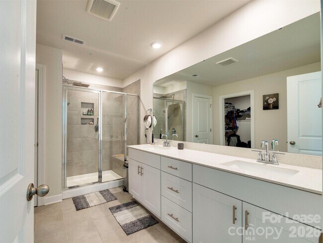 Building Photo - 4009 Woodland View Dr