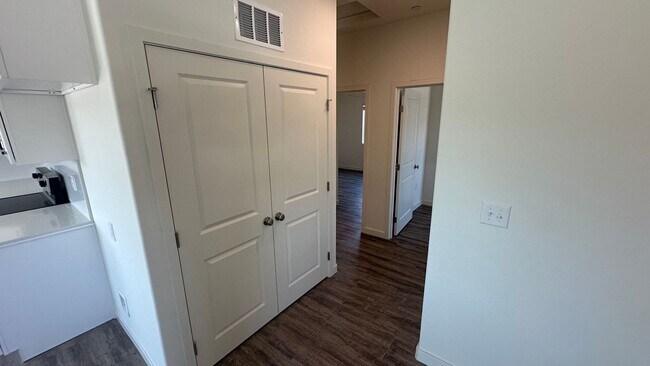 Building Photo - Coyote Run Duplexes 6000