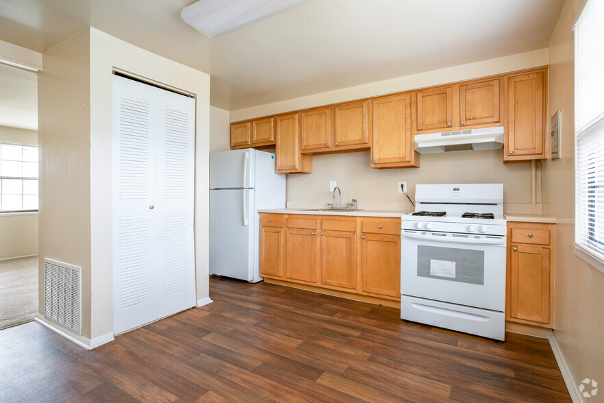 1BR, 1BA - 730SF - Kitchen - Riverview Townhomes