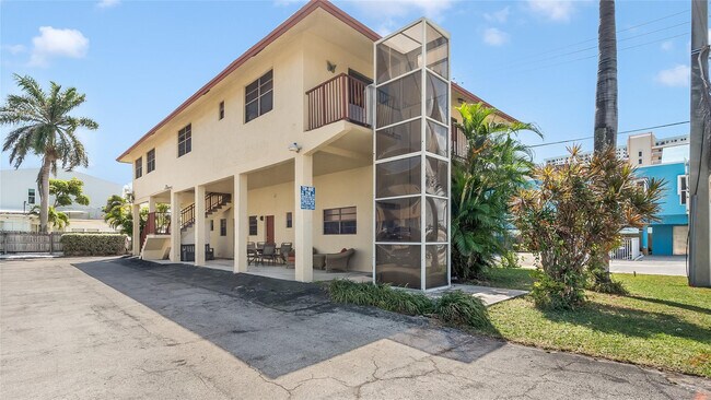 Building Photo - 513 S Ocean Dr