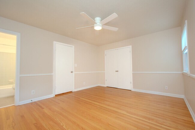 Building Photo - Recently Updated! 4 Bed/2.5 bath