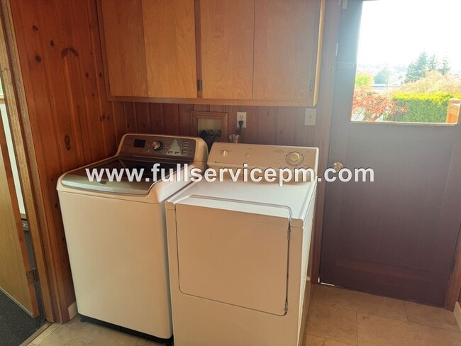 Building Photo - Charming house in downtown Snohomish