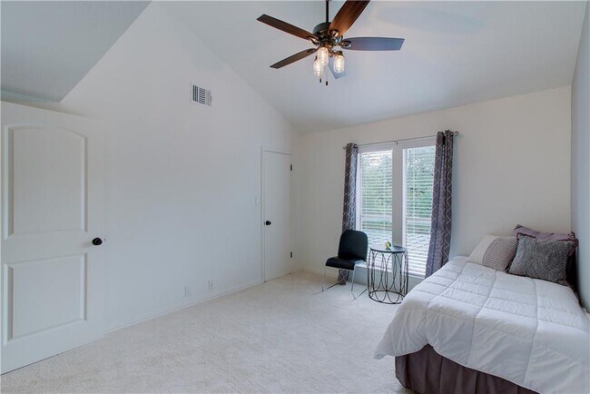 Building Photo - 9305 Granada Hills Dr