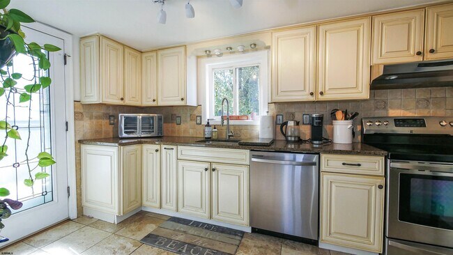 Building Photo - 410 N Mansfield Ave