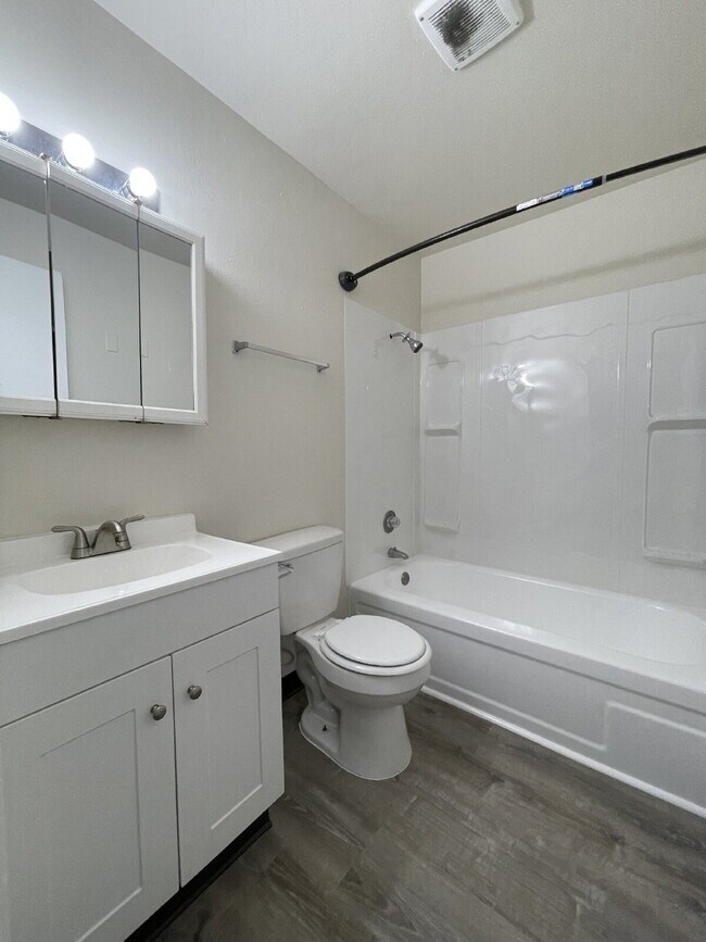 Building Photo - Spacious 2-bedroom, 1-bathroom Apartment